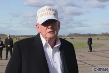trump in hat